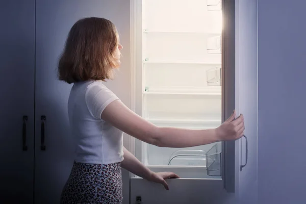 Adolescente chica por el vacío refrigerador —  Fotos de Stock