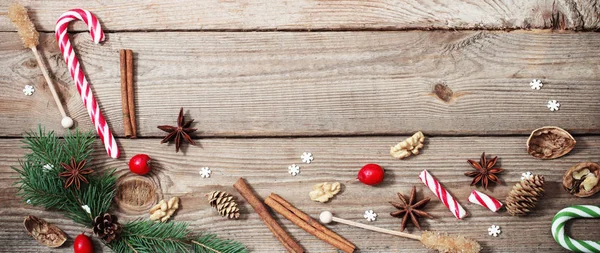 Decoraciones de Navidad sobre fondo de madera —  Fotos de Stock