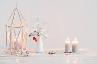 Arka plandaki Noel süslemeleri beyaz duvar