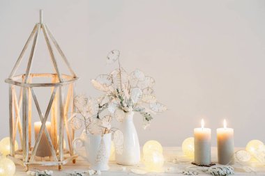 Arka plandaki Noel süslemeleri beyaz duvar