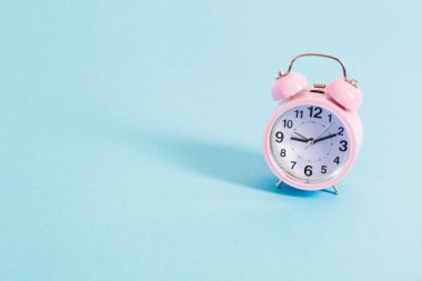 Mavi arkaplanda pembe alarm saati