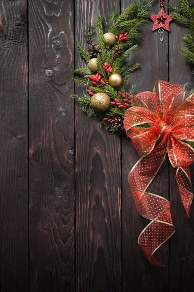 어두운 나무 문에 걸린 크리스마스 화환 — 스톡 사진
