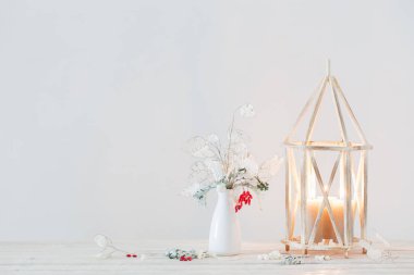 Arka plandaki Noel süslemeleri beyaz duvar