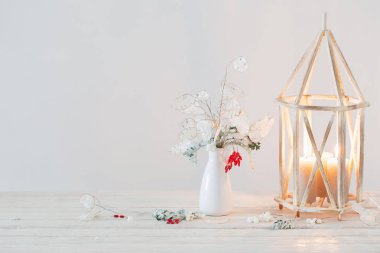 Arka plandaki Noel süslemeleri beyaz duvar