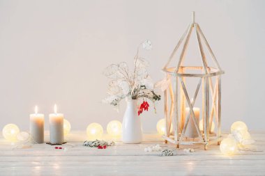 Arka plandaki Noel süslemeleri beyaz duvar