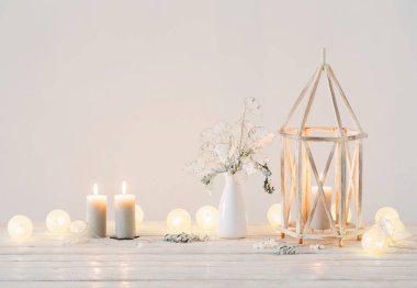 Arka plandaki Noel süslemeleri beyaz duvar