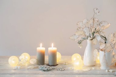 Arka plandaki Noel süslemeleri beyaz duvar