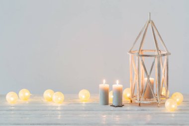 Arka plandaki Noel süslemeleri beyaz duvar