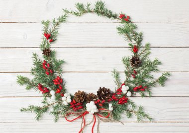 Beyaz ahşap arka planda Noel çelengi