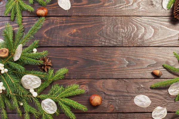 Ramos de abeto de Natal e decorações em fundo de madeira escura — Fotografia de Stock