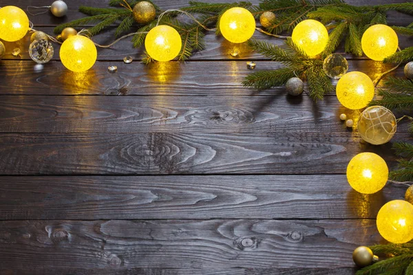 Karácsonyi dekorációk fények sötét fa háttér — Stock Fotó
