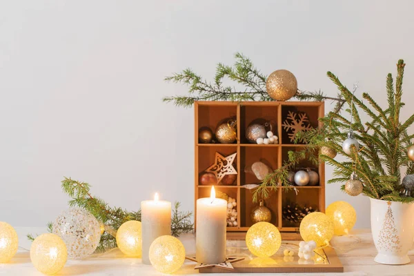 Kerst decoraties op achtergrond witte muur — Stockfoto