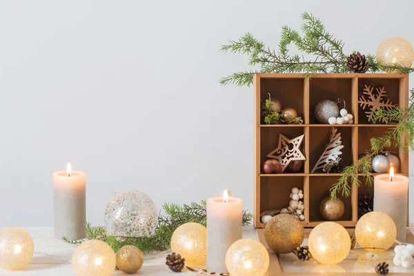 Kerst decoraties op achtergrond witte muur — Stockfoto