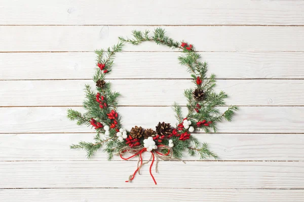 Corona de Navidad sobre fondo de madera blanca —  Fotos de Stock