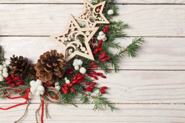 Beyaz ahşap arka planda Noel çelengi