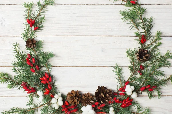 白い木の背景にクリスマスの花輪 — ストック写真