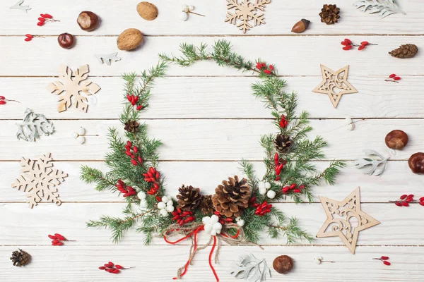 Christmas wreath on white wooden backdrop — Stock Photo, Image