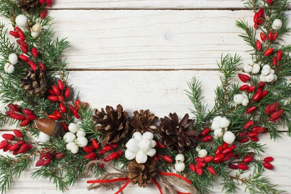 白い木の背景にクリスマスの花輪 — ストック写真