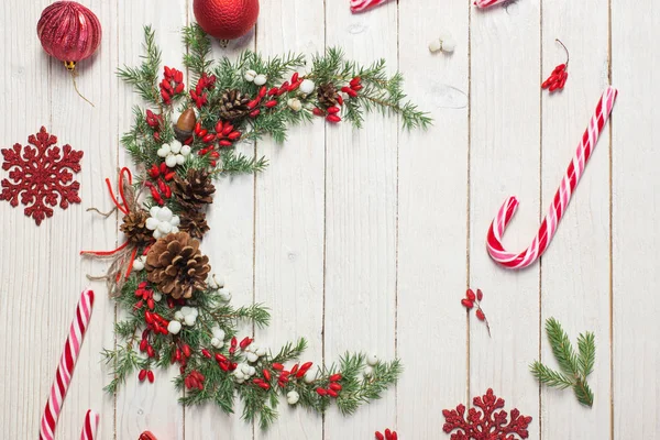 白色木制背景下的圣诞花环 — 图库照片