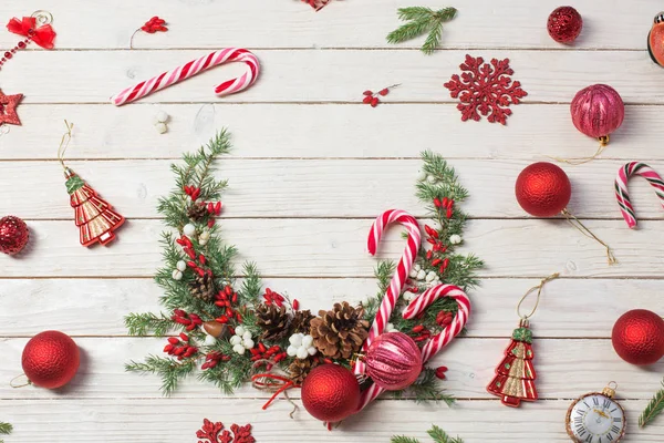 Corona de Navidad sobre fondo de madera blanca —  Fotos de Stock