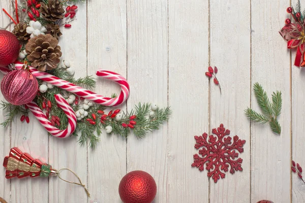 Vánoční věnec na bílém dřevěném pozadí — Stock fotografie