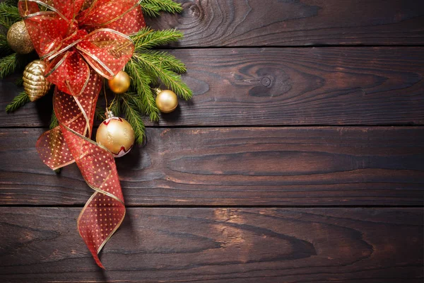 Dourado e vermelho decorações de Natal no fundo de madeira escura — Fotografia de Stock