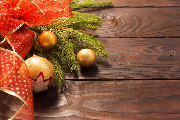 Dourado e vermelho decorações de Natal no fundo de madeira escura — Fotografia de Stock