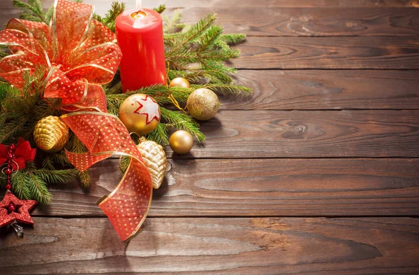 Röd och gyllene jul dekoration med brinnande ljus på trä — Stockfoto