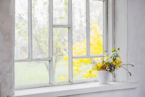 Желтые весенние цветы на подоконнике — стоковое фото