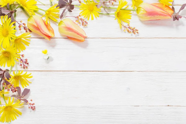 Fiori su sfondo bianco in legno — Foto Stock