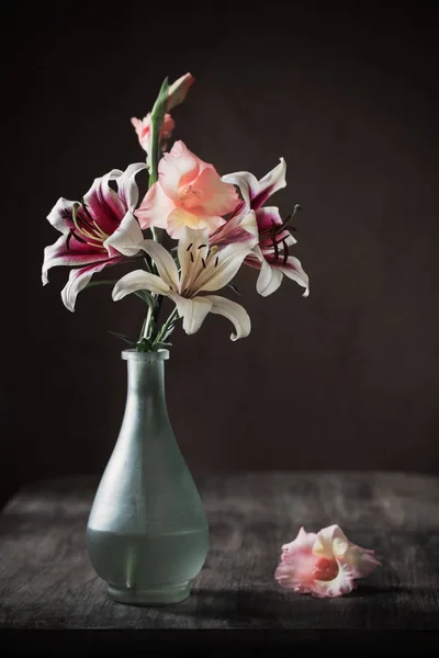 Bodegón con flores de verano en jarrón sobre fondo oscuro — Foto de Stock