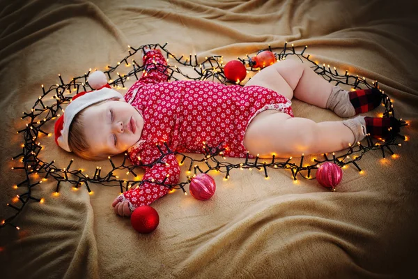 Bebê adormecido com decorações de Natal — Fotografia de Stock