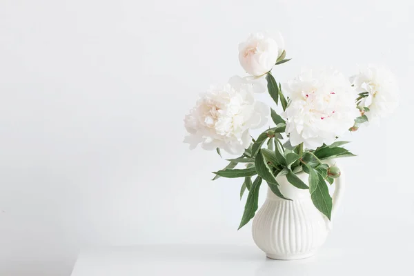 Peônias flores em vaso no fundo branco — Fotografia de Stock