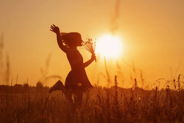 Beautiful teenager girl in summer field with cornflowe — Stock Photo, Image