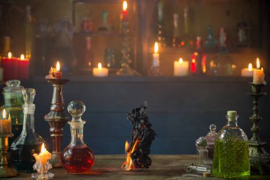 Eski ahşap masada iksirli eski yanan kağıt.