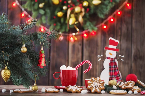 Mutfakta ahşap masada Noel çerezleri