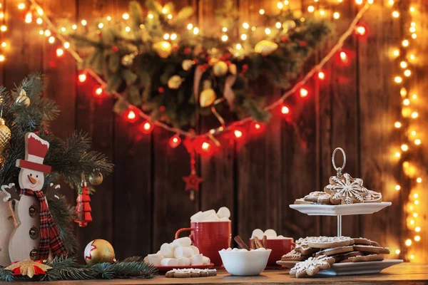 Vánoční sušenky na dřevěném stole v kuchyni — Stock fotografie