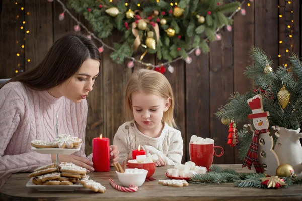 집에서 크리스마스 쿠키를 가진 어머니와 어린 소녀 — 스톡 사진