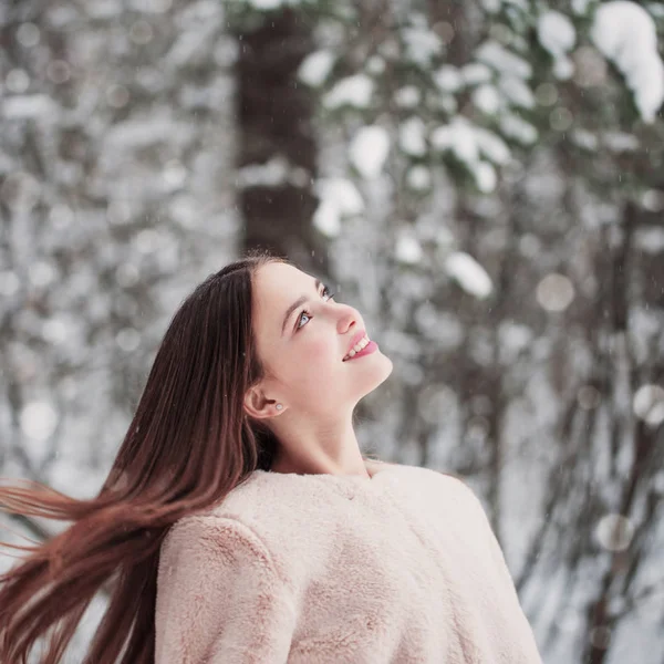 Vacker flicka i vinter skog — Stockfoto