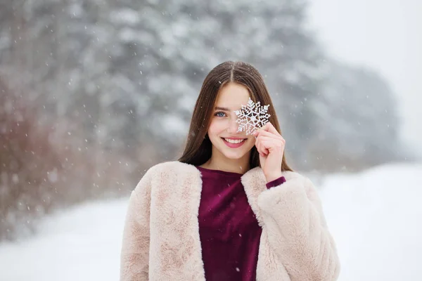 Bella ragazza nella foresta invernale — Foto Stock