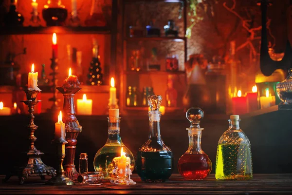Potions magiques en bouteilles sur fond en bois — Photo