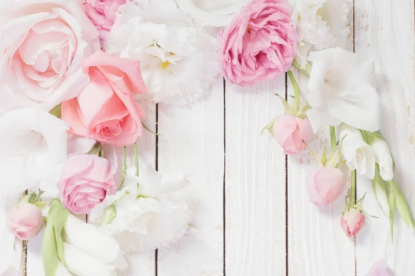 Flores rosas y blancas sobre fondo blanco de madera — Foto de Stock