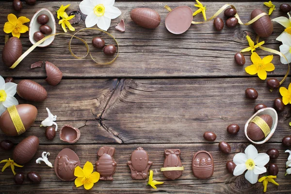 Uova di cioccolato su sfondo di legno scuro — Foto Stock