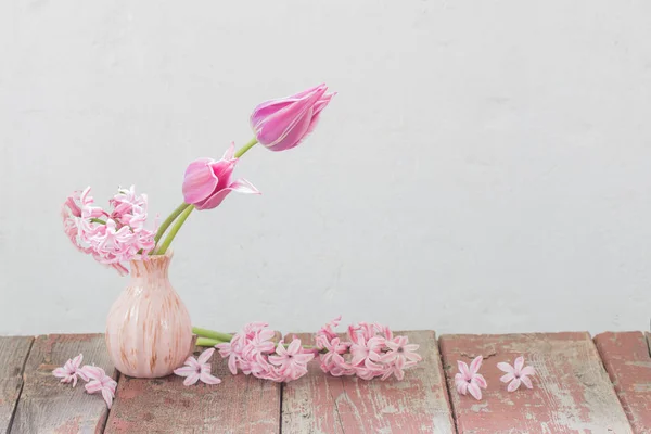 Roze lente bloemen op oude houten tafel — Stockfoto