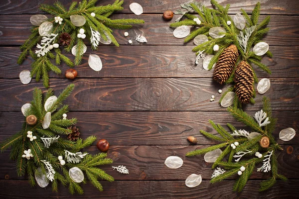 Ramos de abeto de Natal e decorações em fundo de madeira escura — Fotografia de Stock
