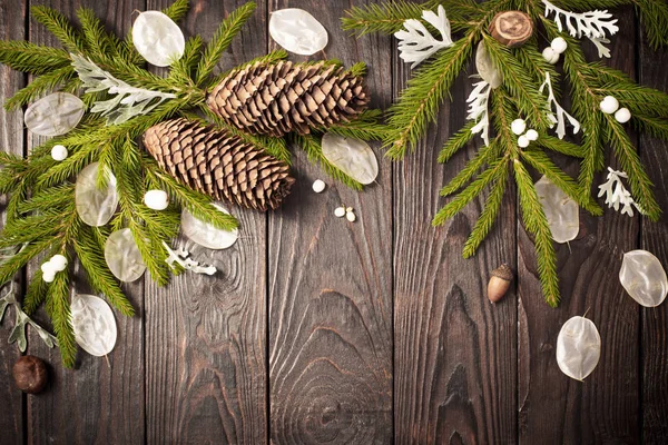 Ramos de abeto de Natal e decorações em fundo de madeira escura — Fotografia de Stock