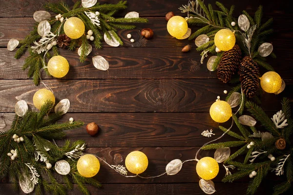 Decoraciones navideñas con luces sobre fondo de madera oscura —  Fotos de Stock