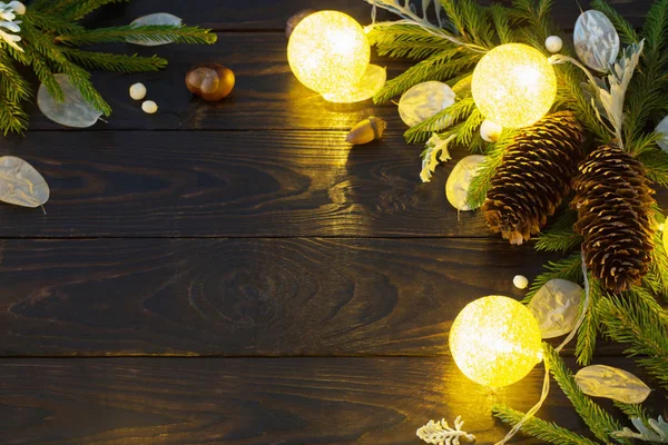 Vánoční dekorace se světly na tmavém dřevěném pozadí — Stock fotografie