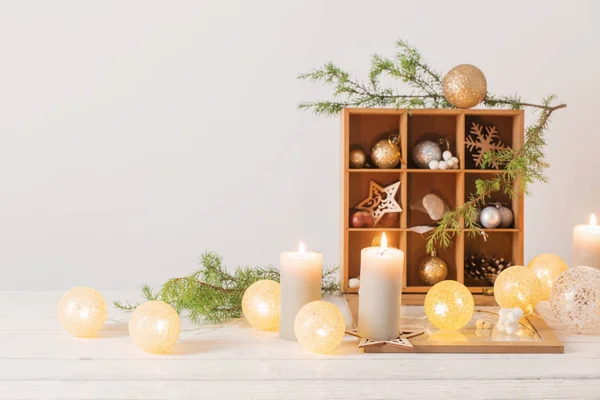 Kerst decoraties op achtergrond witte muur — Stockfoto