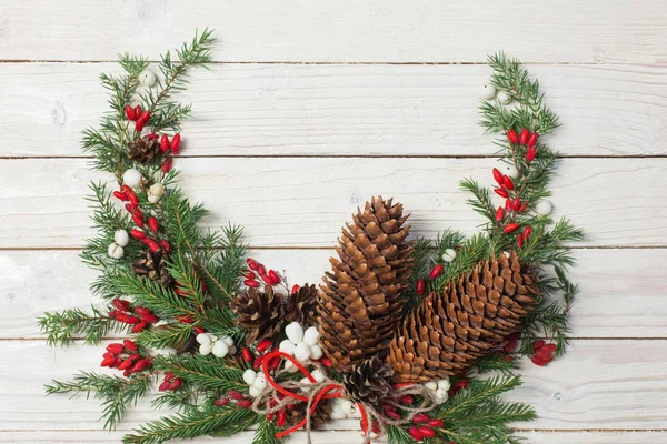 Corona de Navidad sobre fondo de madera blanca —  Fotos de Stock